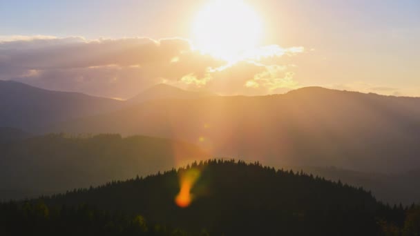 Gyönyörű esti panoráma táj világos lenyugvó nap felett távoli hegycsúcsok naplementekor — Stock videók