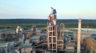 Yüksek fabrika yapısı olan çimento fabrikası ve endüstriyel üretim bölgesinde kule vinçleri var. Üretim ve küresel sanayi kavramı