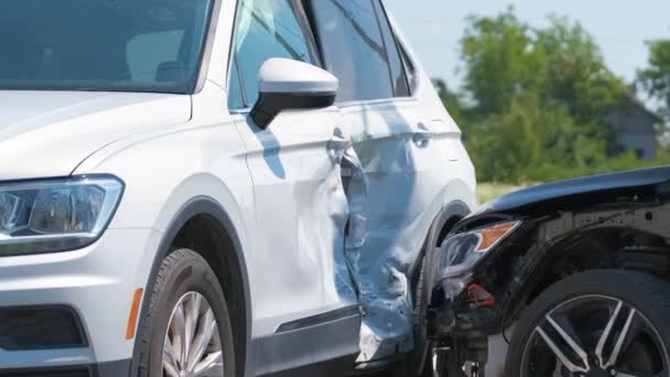 Conductora estresada hablando por teléfono móvil en el lado de la calle pidiendo servicio de emergencia después de un accidente de coche. Concepto de seguridad vial y seguros — Vídeos de Stock