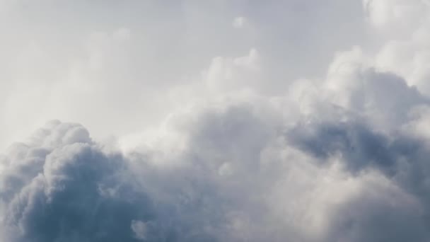 Zeitraffer aus weißen, geschwollenen Kumuluswolken, die sich am sommerblauen Himmel bilden. Bewegendes und sich änderndes Wolkenbild-Wetter — Stockvideo