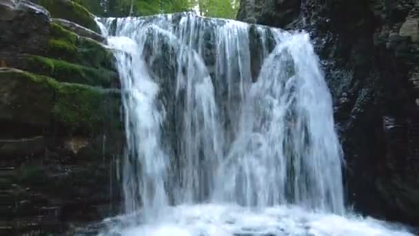 Waterval op de berg rivier met wit schuimwater vallen van rotsachtige vorming in de zomer bos — Stockvideo