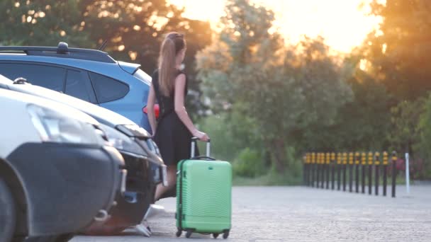 Joven conductora poniendo maleta de equipaje dentro de su coche. Concepto de viajes y vacaciones — Vídeos de Stock