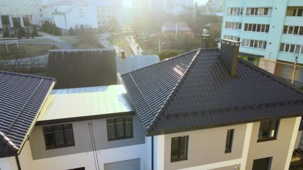 セラミック製の帯状疱疹が屋根の上に覆われた民家の空中ビュー。不動産コンセプトへの投資 — ストック動画