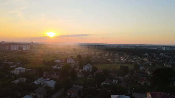 Vista aérea de casas residenciais na área rural suburbana ao pôr do sol — Vídeo de Stock