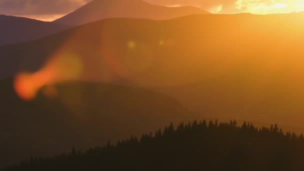 Beautiful evening panoramic landscape with bright setting sun over distant mountain peaks at sunset — Stock Video