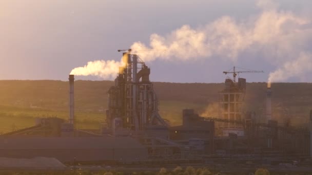 Flygfoto av cementfabrik torn med hög betong anläggning struktur på industriellt produktionsområde. Tillverkningskoncept och global industri — Stockvideo