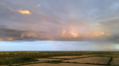 Fırtınalı bir fırtınada tarlalar üzerinde oluşan kara bulutların manzarası.