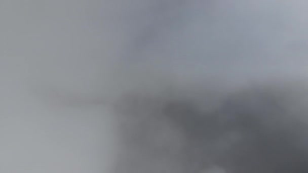 Воздушный вид из окна самолета на большой высоте земли, покрытой пышными кучевыми облаками, образующимися перед ливнем — стоковое видео