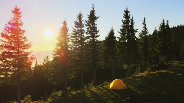 Letecký pohled na turistický kempovací stan na horském táboře za jasného slunečného večera. Aktivní turistika a turistika koncept — Stock video