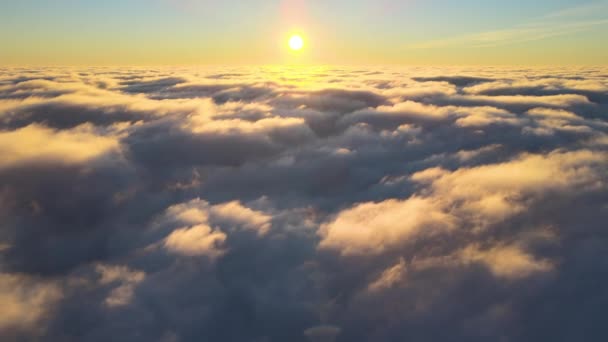 Вид зверху з висоти на висоту густих пухнастих кумульських хмар, що летять ввечері. Дивовижний захід сонця з точки зору вікна літака — стокове відео