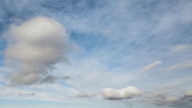 Dünya 'nın yüksek irtifasından hava manzarası sağanak yağmurdan önce oluşan yağmurlu bulutlarla kaplı.