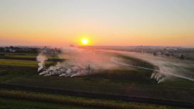 Kuru otlardan çıkan zirai atıkların ve kuru havayla yanan saman sakallarının havadan görünüşü tarım arazilerindeki kurak mevsimde küresel ısınma ve kanserojen gazlara neden oluyor..