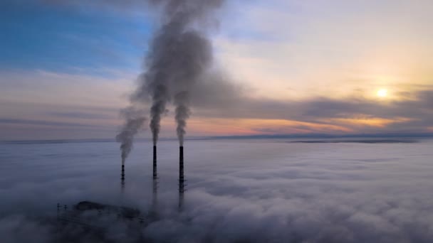 Luftaufnahme von Kohlekraftwerk hohen Rohren mit schwarzem Rauch aufsteigen verschmutzen Atmosphäre bei Sonnenuntergang — Stockvideo
