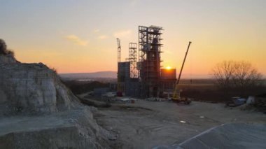 Çimento fabrikası inşaat için kum taşı malzemelerinin açık madenciliğinde. Gün batımında taş ocağında çakıl ocağı kazmak.