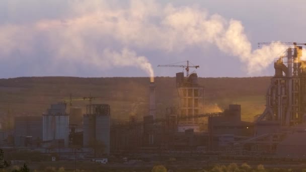 Yüksek beton fabrikası ve endüstriyel üretim bölgesinde kule vinci olan çimento fabrikası. Üretim ve küresel sanayi kavramı — Stok video