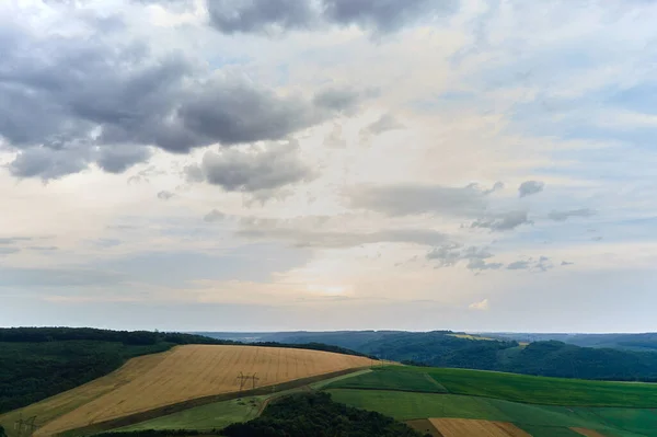 Vista aérea del paisaje de campos agrícolas verdes cultivados con cultivos en pleno día de verano —  Fotos de Stock