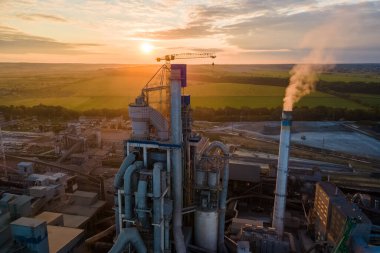 Yüksek beton fabrikası ve endüstriyel üretim alanında kule vinci olan çimento fabrikasının havadan görüntüsü. Üretim ve küresel sanayi kavramı