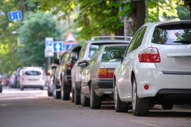 Sokak kenarında park halindeki arabalarla şehir trafiği
