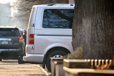 Trafik kurallarına aykırı park edilmiş bir minibüsü yaya sokağı tarafında kapatın.
