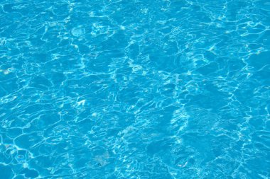 Mavi berrak suyun yakın yüzey yüzme havuzunda dalgalanan dalgalar