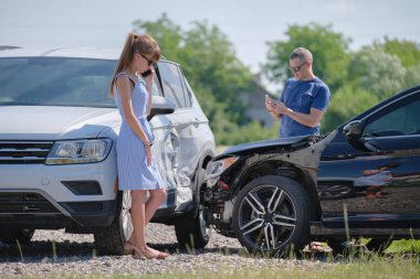 Araba kazasında yardım isterken cep telefonundan konuşan iki şoför. Yol güvenliği ve sigorta kavramı