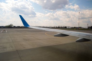 Havaalanına indikten sonra pistte jet uçağının kanat taksisinin görüntüsü. Seyahat ve hava taşımacılığı kavramı