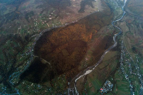 Vista aérea de alta altitude de casas dispersas distantes na área rural — Fotografia de Stock