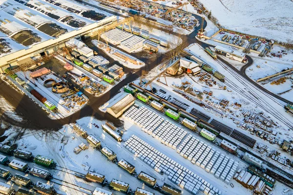 Luchtfoto van goederentrein geladen met verbrijzelde zandsteenmaterialen in mijn fabriek. Spoorwegvervoer van open mijnerts — Stockfoto