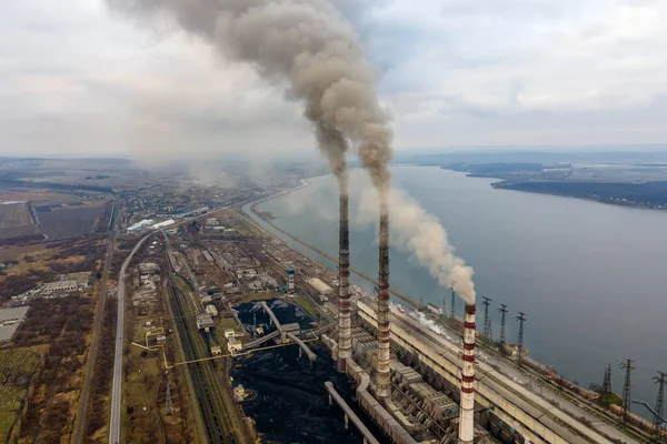Uitzicht vanuit de lucht op hoge pijpen van kolencentrales met zwarte rook die de vervuilende atmosfeer opgaat — Stockfoto