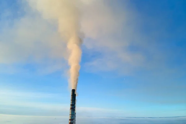 Letecký pohled na uhelné elektrárny vysoké trubky s černým kouřem pohybující se nahoru znečišťující atmosféru při západu slunce — Stock fotografie