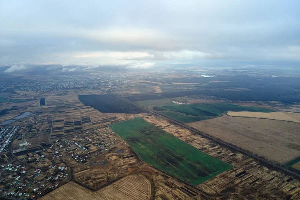 Vue aérienne des champs agricoles et des maisons dispersées éloignées dans les zones rurales — Photo