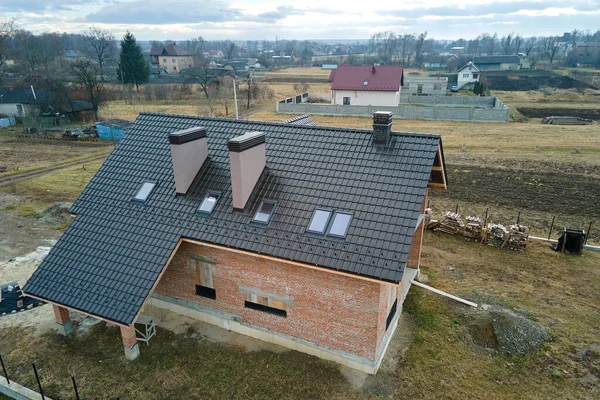 Αεροφωτογραφία του σπιτιού στέγη κορυφή καλύπτονται με κεραμικό έρπητα ζωστήρα. Επικάλυψη κτιρίου υπό κατασκευή — Φωτογραφία Αρχείου
