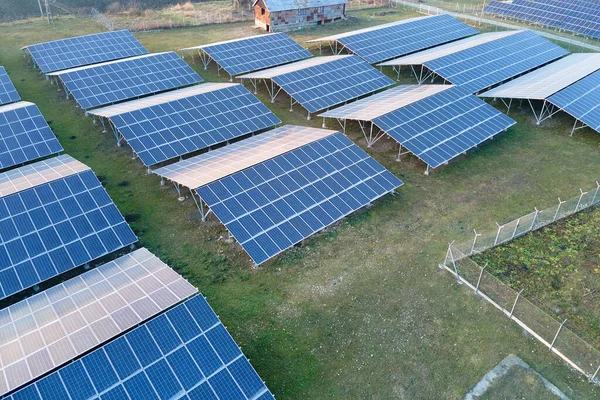 Letecký pohled na velkou udržitelnou elektrárnu s řadami solárních fotovoltaických panelů pro výrobu čisté ekologické elektrické energie. Obnovitelná elektřina s koncepcí nulových emisí. — Stock fotografie