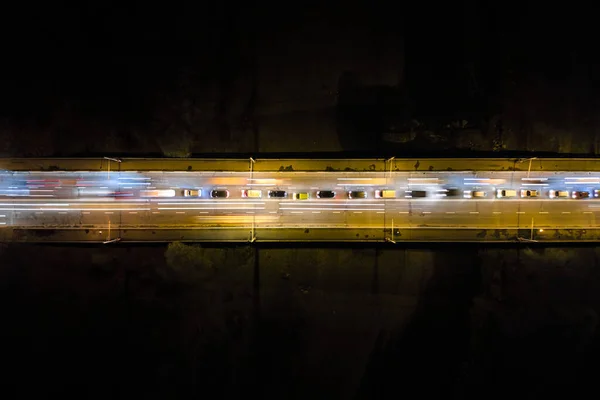 Luftaufnahme einer Straße mit starkem Verkehr in der Nacht. Blick von oben auf den städtischen Verkehr. Rush Hour mit Bewegungsunschärfe von Autofahrerampeln — Stockfoto