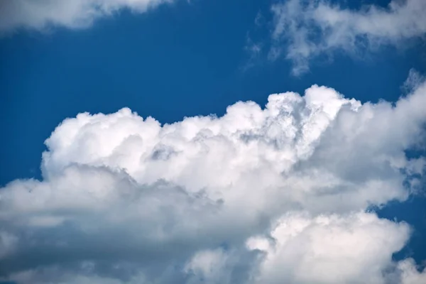 Pemandangan cerah putih puffy cumulus awan di langit biru jernih — Stok Foto
