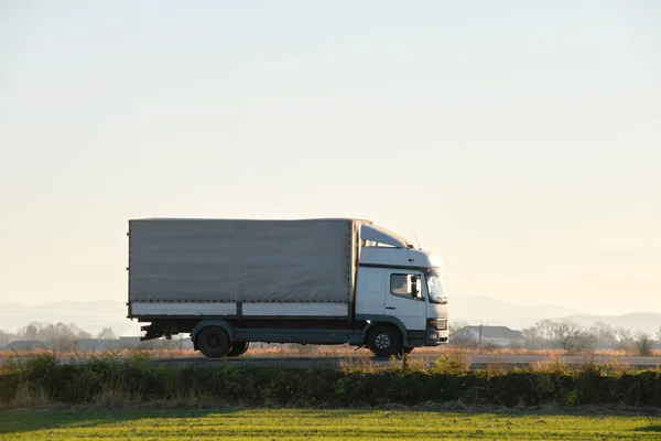 Vrachtwagen rijdt 's avonds op de snelweg en vervoert goederen. Levering transport en logistiek concept — Stockfoto