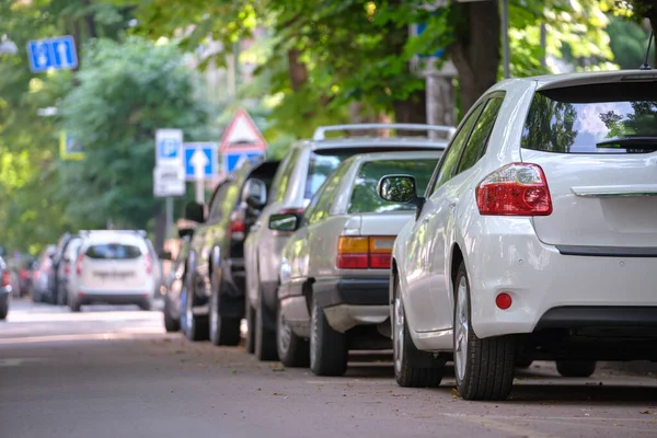Tráfego urbano com carros estacionados em fila na rua — Fotografia de Stock