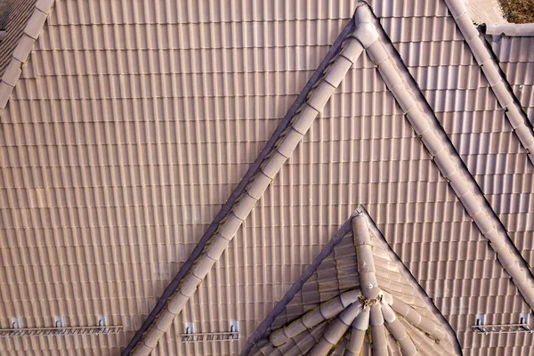 Κοντινό πλάνο του σπιτιού στέγη κορυφή καλύπτονται με κεραμικό έρπητα ζωστήρα. Επικάλυψη του κτιρίου με πλακάκια — Φωτογραφία Αρχείου
