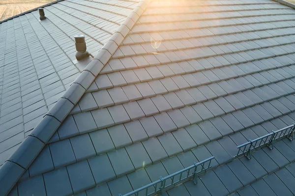 Fechar-se do telhado da casa coberta com telhas de cerâmica. Cobertura de edifício empilhada — Fotografia de Stock