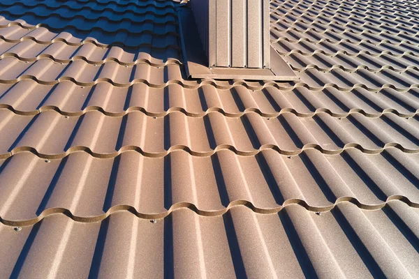 Detailní záběr střechy domu pokryté kovovým šindelem — Stock fotografie