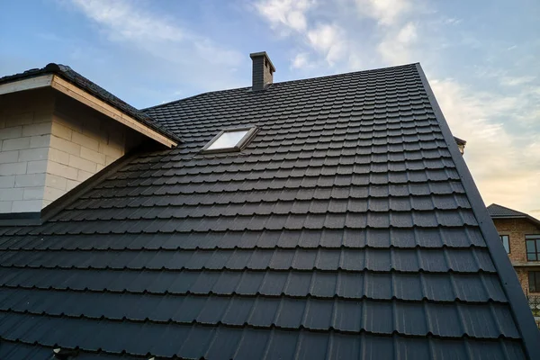 Primo piano del tetto della casa coperto con tegole metalliche. rivestimento piastrellato di costruzione — Foto Stock