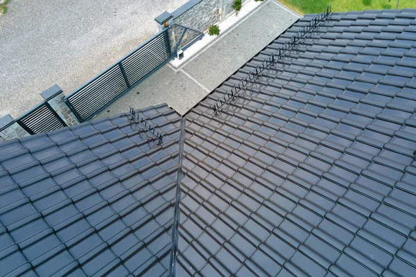 Närbild av huset tak topp täckt med glänsande keramiska bältros — Stockfoto