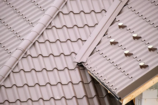 Closeup protetor de neve para a segurança no inverno no telhado da casa coberta com telhas de aço. Cobertura de edifício empilhada — Fotografia de Stock