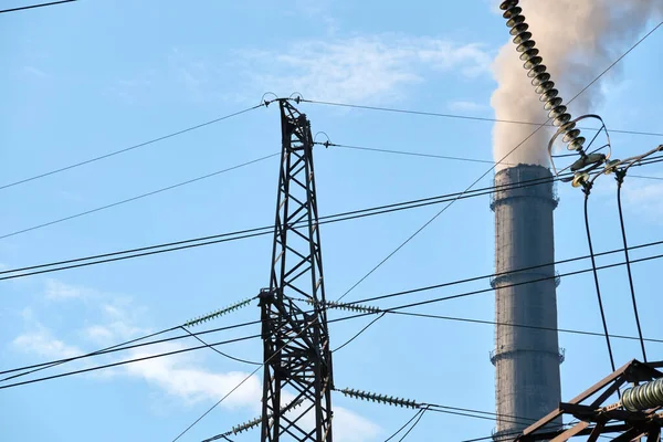 석탄 발전소의 높은 송전 용 송 전관 과검은 연기가 오염 된 대기를 위로 이동시키고 있다. 화석 연료의 개념 과 함께 전기 에너지 생산 — 스톡 사진