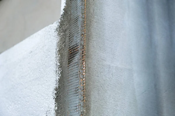 Установка изоляционных листов из пенополистирола на стену фасада дома для термозащиты — стоковое фото