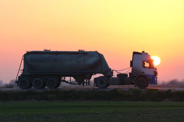 Benzine vrachtwagen rijden op de snelweg vervoeren van olieproducten. Levering transport en logistiek concept — Stockfoto