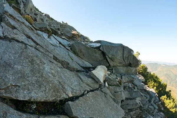 Montagna rocciosa con grandi massi di pietra nella giornata di sole — Foto Stock