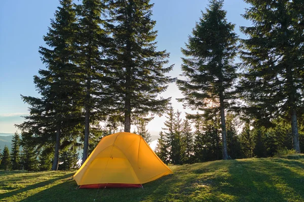 Tenda de acampamento turístico no acampamento da montanha em noite ensolarada brilhante. Conceito de turismo ativo e caminhadas — Fotografia de Stock