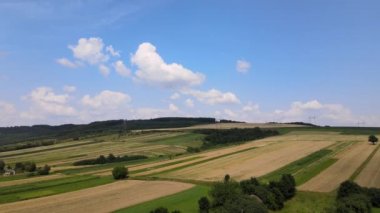 Parlak yaz gününde ekin yetiştiren, ekili tarım arazilerinin havadan manzarası