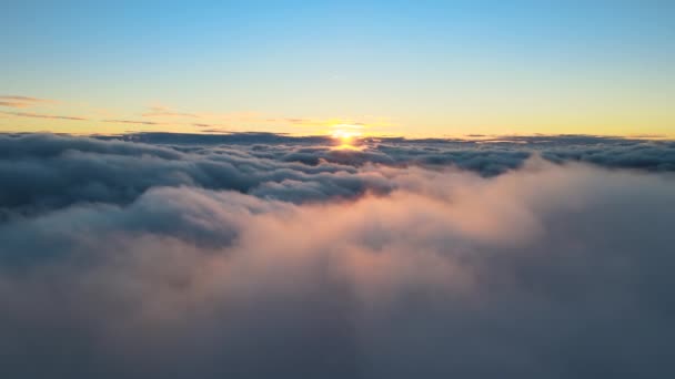 Vista aérea desde arriba a gran altitud de densas nubes de cúmulos hinchados volando por la noche. Increíble puesta de sol desde el punto de vista de la ventana del avión — Vídeo de stock